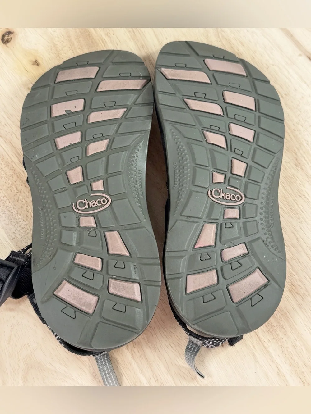 Chaco ZX/1 Hugs & Kisses EcoTread Strappy Sandals Black White Flecked Big Kids 4
